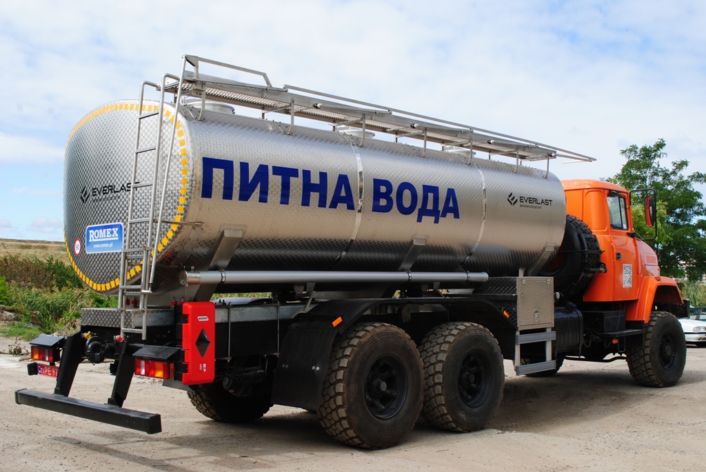 Знакомьтесь: это цистерна, произведенная в Одессе. Водопровод диаметром 1200 мм, работающий «вполсилы» наполняет за минуту ШЕСТЬ таких автоцистерн!